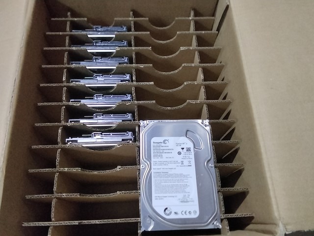 Doos met 8 seagate harde schrijven,320 gb seagate - afbeelding 1 van  4