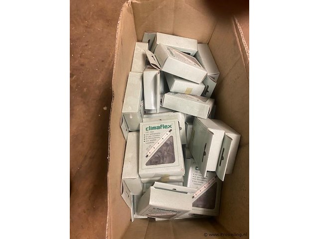 Doos met ca. 100 dozen met 100 clip t.b.v. buisisolatie - afbeelding 1 van  1
