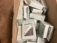 Doos met ca. 100 dozen met 100 clip t.b.v. buisisolatie