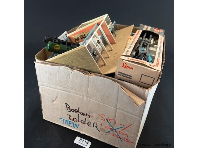 Doos met divers modelspoor toebehoren - afbeelding 1 van  5