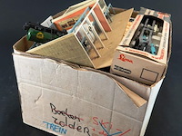 Doos met divers modelspoor toebehoren - afbeelding 1 van  5