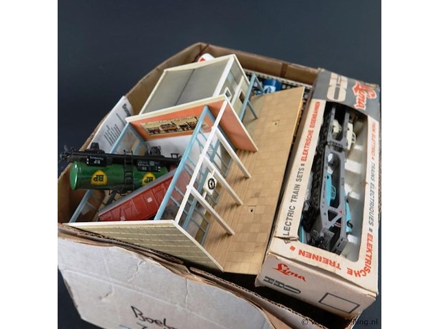 Doos met divers modelspoor toebehoren - afbeelding 2 van  5