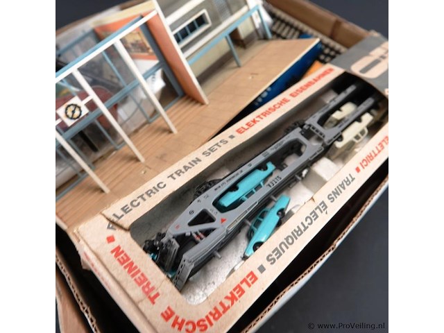 Doos met divers modelspoor toebehoren - afbeelding 3 van  5