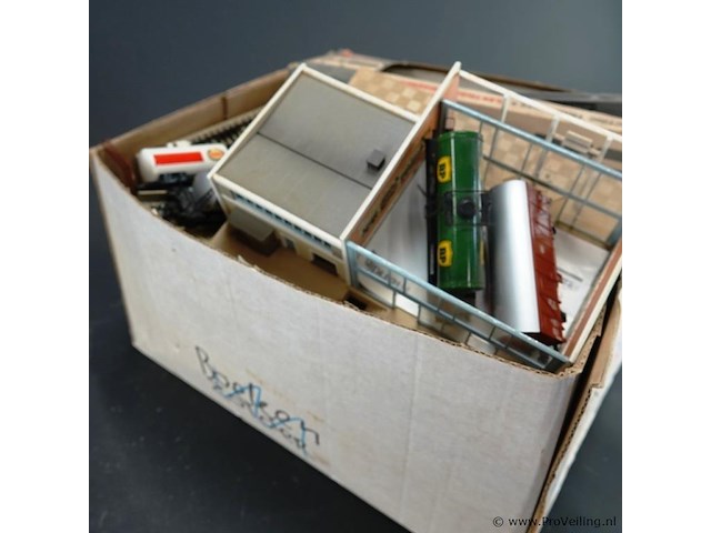 Doos met divers modelspoor toebehoren - afbeelding 4 van  5
