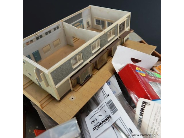 Doos met divers modelspoor toebehoren - afbeelding 4 van  5