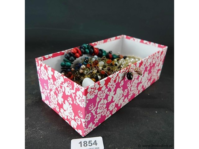 Doos met inhoud - afbeelding 1 van  5