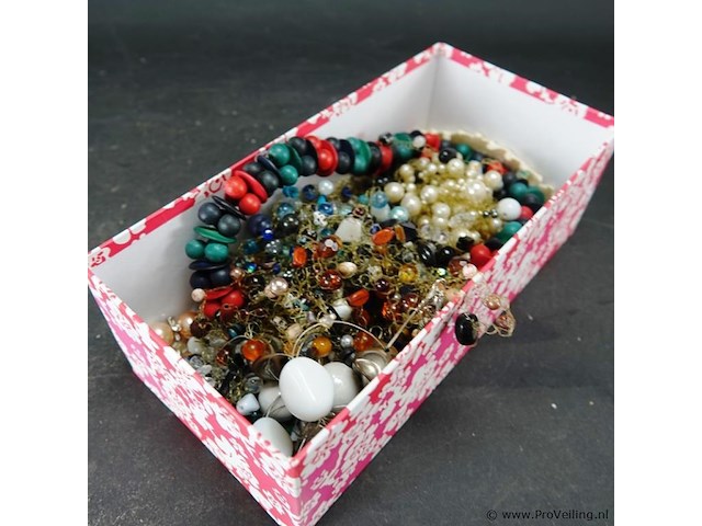 Doos met inhoud - afbeelding 2 van  5