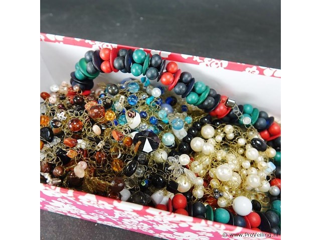 Doos met inhoud - afbeelding 5 van  5