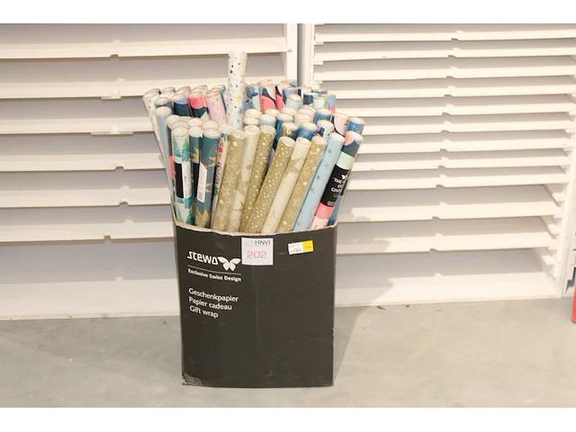 Doos met kerstpapier - afbeelding 1 van  2