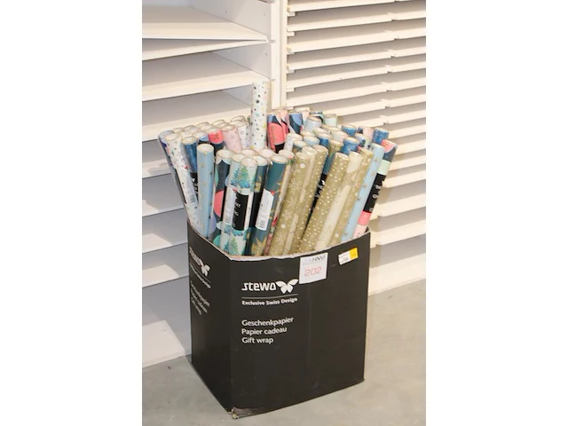 Doos met kerstpapier - afbeelding 2 van  2