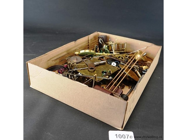 Doos met klokdelen - afbeelding 1 van  5