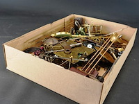 Doos met klokdelen - afbeelding 1 van  5