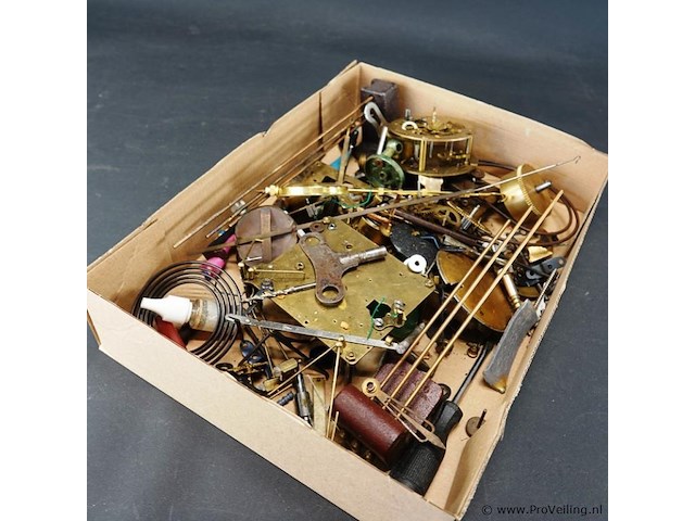 Doos met klokdelen - afbeelding 2 van  5