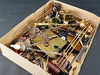 Doos met klokdelen - afbeelding 2 van  5