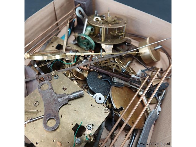 Doos met klokdelen - afbeelding 3 van  5