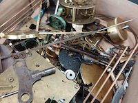 Doos met klokdelen - afbeelding 3 van  5