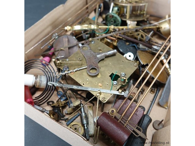 Doos met klokdelen - afbeelding 4 van  5