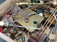 Doos met klokdelen - afbeelding 4 van  5