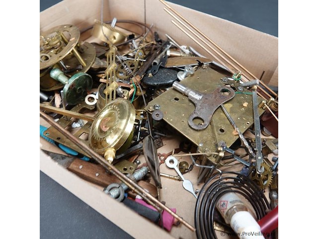 Doos met klokdelen - afbeelding 5 van  5