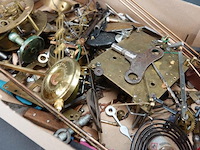 Doos met klokdelen - afbeelding 5 van  5