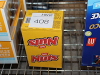 Doos met nuts. 24 stuks. - afbeelding 1 van  2