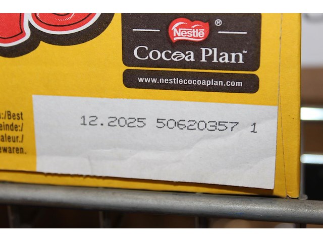 Doos met nuts. 24 stuks. - afbeelding 2 van  2