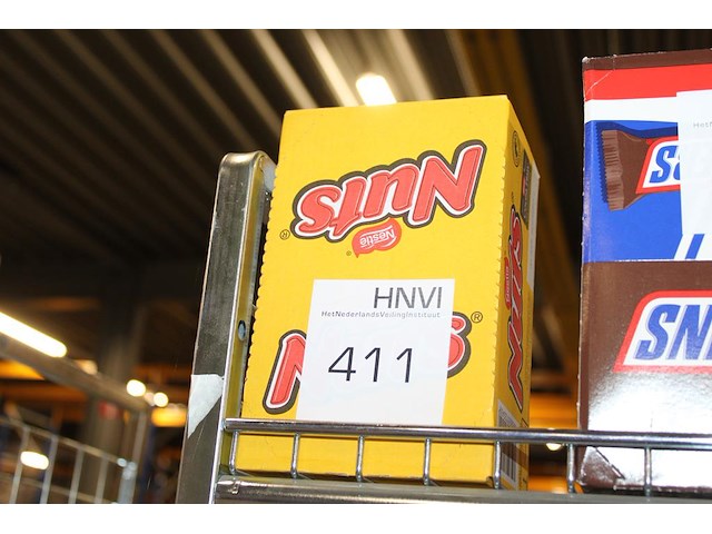 Doos met nuts. 24 stuks. - afbeelding 1 van  2