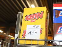 Doos met nuts. 24 stuks. - afbeelding 1 van  2