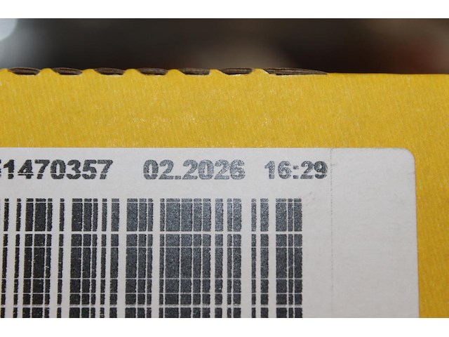 Doos met nuts. 24 stuks. - afbeelding 2 van  2