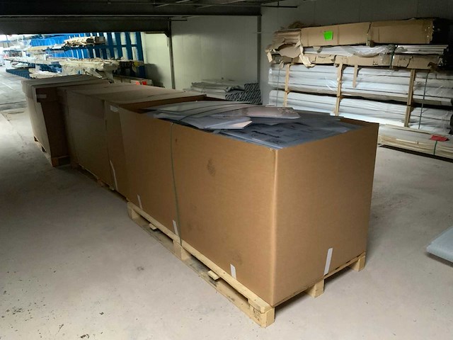 Doos met restanten polycarbonaat plaatmateriaal (3x) - afbeelding 1 van  3