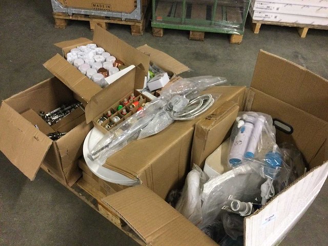 Doos met sanitair artikelen - afbeelding 1 van  3