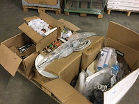 Doos met sanitair artikelen - afbeelding 1 van  3