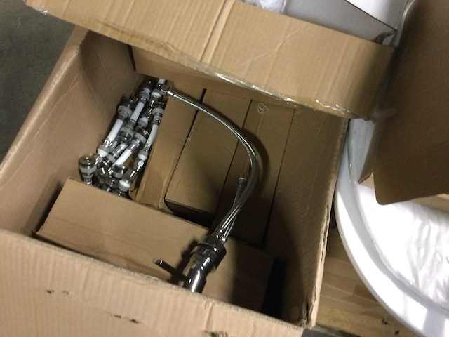 Doos met sanitair artikelen - afbeelding 2 van  3