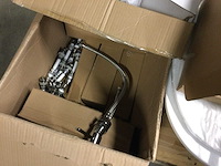 Doos met sanitair artikelen - afbeelding 2 van  3