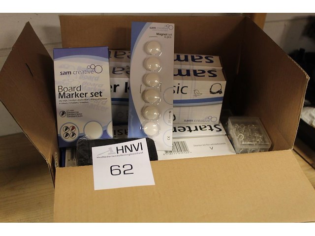 Doos met whiteboard materialen en punaises - afbeelding 1 van  3