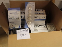 Doos met whiteboard materialen en punaises - afbeelding 1 van  3