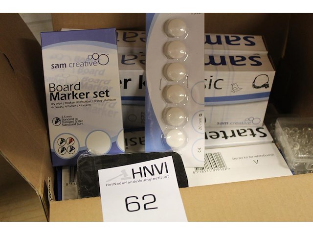 Doos met whiteboard materialen en punaises - afbeelding 2 van  3