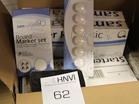 Doos met whiteboard materialen en punaises - afbeelding 2 van  3