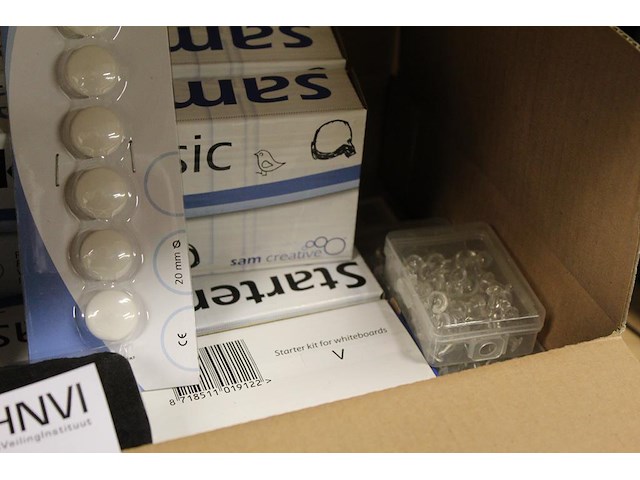 Doos met whiteboard materialen en punaises - afbeelding 3 van  3