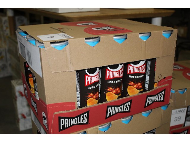 Doos pringels hot & spicy met 19 verpakkingen. tht 10-2026. - afbeelding 1 van  1
