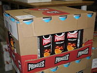 Doos pringels hot & spicy met 19 verpakkingen. tht 10-2026.