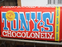 Doos tony's chocolonely. 15 stuks melkchocolade. - afbeelding 1 van  2