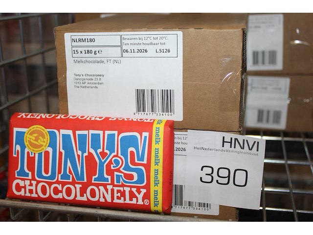 Doos tony's chocolonely. 15 stuks melkchocolade. - afbeelding 1 van  3