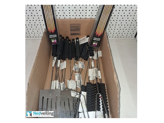 Doos vol bbq accessoires - afbeelding 3 van  3