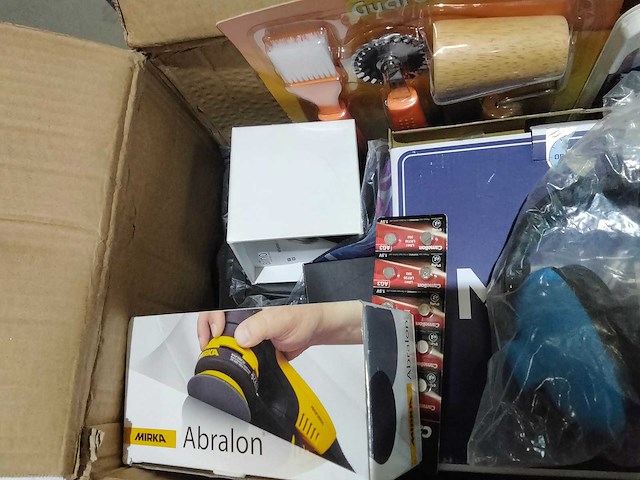 Doos vol met amazon retouren - afbeelding 2 van  5