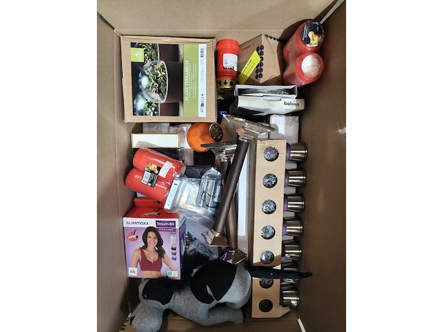 Doos vol met diverse producten - afbeelding 1 van  5