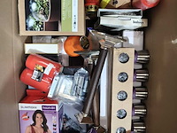Doos vol met diverse producten - afbeelding 1 van  5