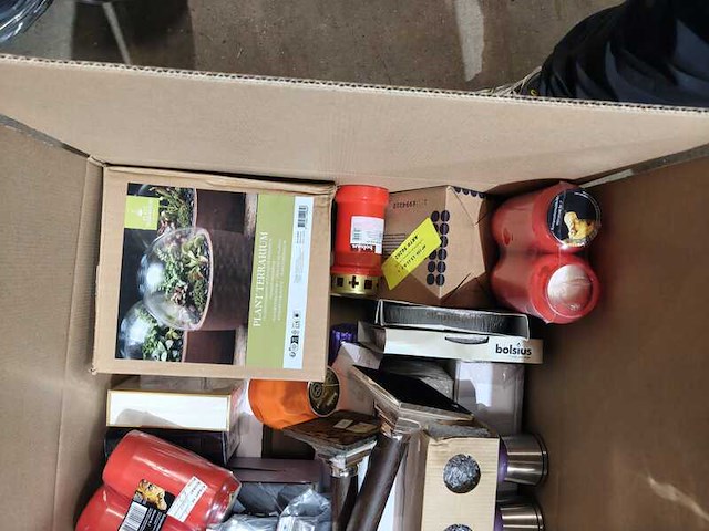 Doos vol met diverse producten - afbeelding 2 van  5