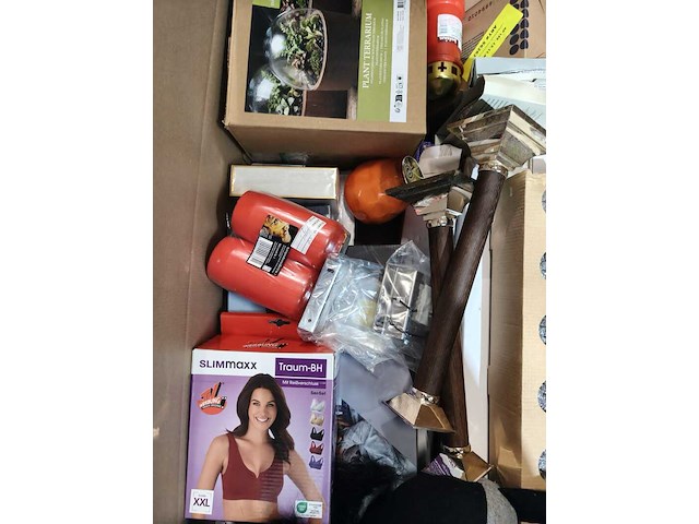 Doos vol met diverse producten - afbeelding 5 van  5
