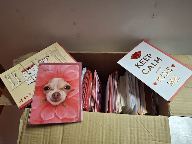 Doos vol met valentijn wenskaarten - afbeelding 1 van  3